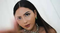 Potret Jessica Mila saat berpose seperti ingin meraih lensa kamera. Mata indah Jessica menatap tajam ke arah depan. Polesan makeup yang rapi melekat di paras menawannya. Sebuah kalung juga tampak melingkar anggun di leher perempuan 30 tahun ini.  (Instagram/jscmila)