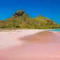 Mungkin anda bertanya tanya, apa benar ada pantai yang mempunyai pasir warna pink? 