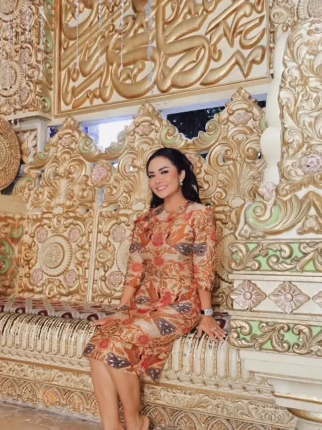 Gaya busana Kris Dayanti saat mengunjungi masjid bersejarah jadi pusat perhatian publik