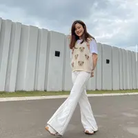 Knit vest dengan motif bear berwarna cream yang dipadu padankan dengan inner dan celana berwarna putih dapat menjadi comfort outfit untukmu, lho. (instagram/jessicajane99)