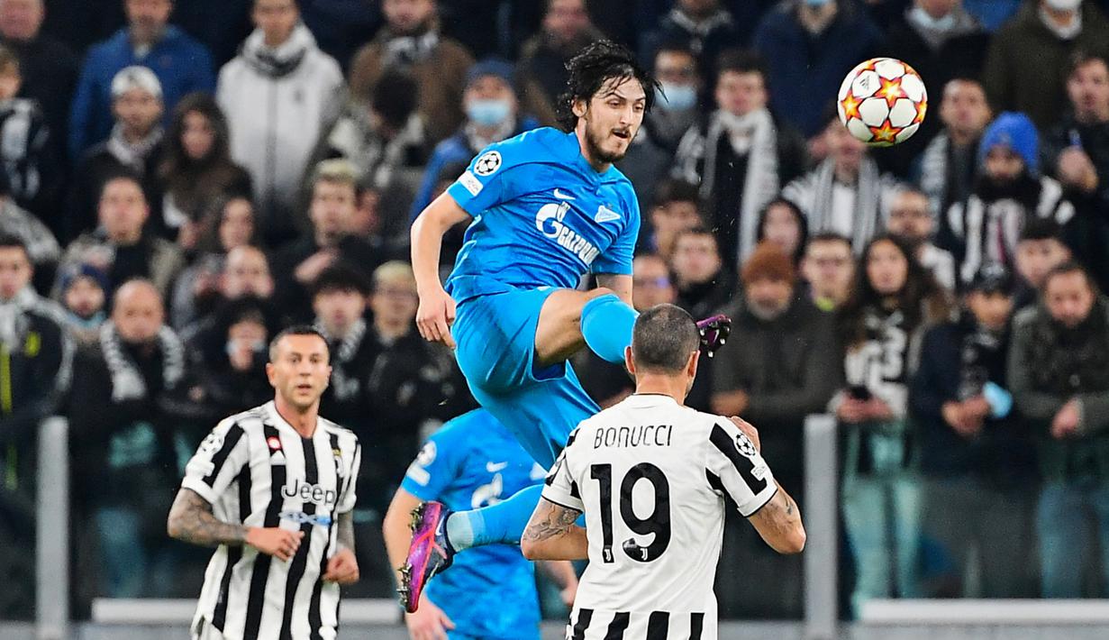 Pemain asal Iran ini telah malang melintang di dunia sepak bola sejak umur 18 tahun. Kini Sardar Azmoun yang berseragam Bayer Leverkusen memiliki harga mencapai 22 juta euro atau Rp345 miliar. (AFP/Isabella Bonotto)