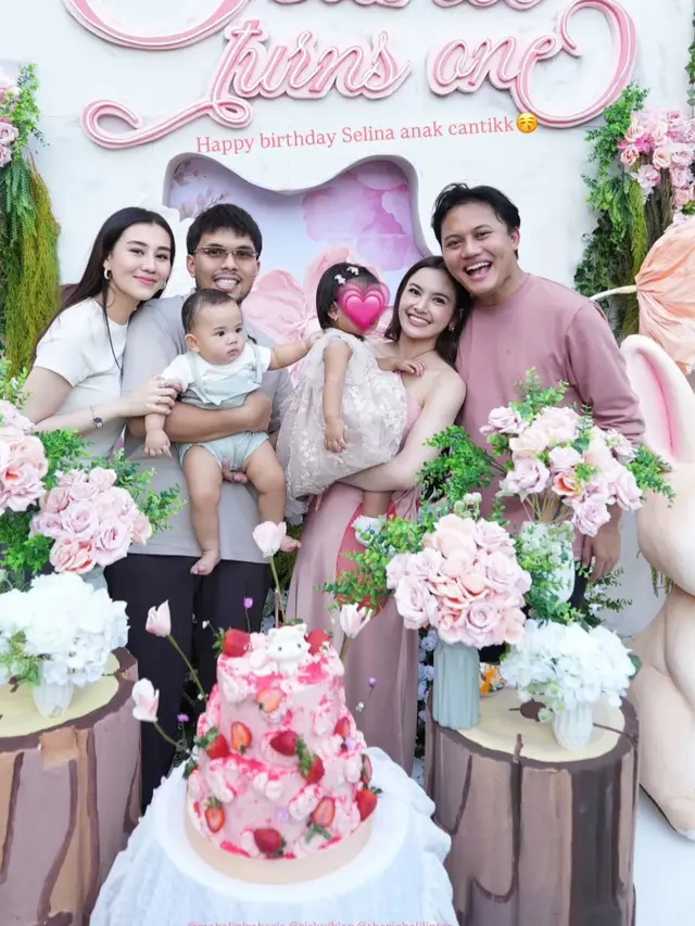Mahalini tampil elegan saat rayakan ulang tahun putrinya. [@aaliyah.massaid]