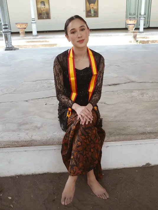 Yasmin Napper tampil cantik dengan kebaya kutubaru hitam dan kain Batik. Selendang kuning merah bikin ia terlihat seperti abdi dalem keraton [@yasminnapper]