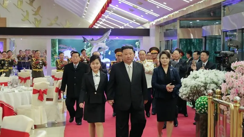 Kim Jong Un bersama istrinya Ri Sol Ju dan putrinya Ju Ae dalam peringatan 75 tahun berdirinya Tentara Rakyat Korea