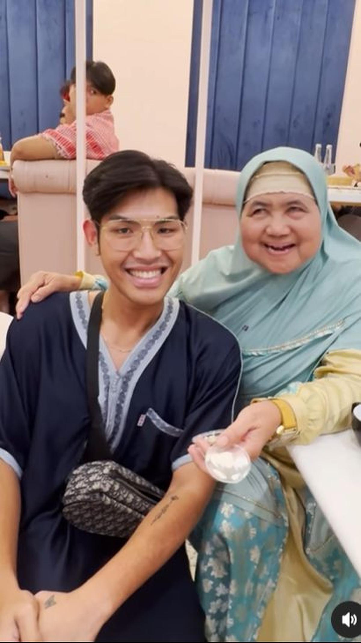 "Itu sebetulnya mah mereka baik, membantu orang kita (Islam) yang jualan makanan. Cuma yang kurang baiknya jam 3 mereka. Seharusnya jam 5," kata Mamah Dedeh dikutip dari akun instagram holaofadlan, Kamis (21/3).