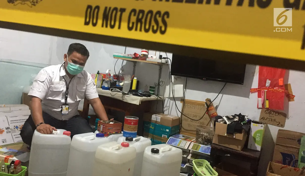 Bahan baku pembuatan parfum palsu berbagai merek di kawasan Tamansari, Jakarta Barat, Rabu (7/2). Parfum palsu tersebut telah dipasarkan ke sembilan provinsi di Indonesia. (Liputan6.com/Immanuel Antonius)