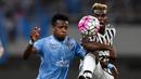 Striker Juventus, Paul Pogba (kanan) berebut bola dengan pemain Lazio, Ogenyi Onazi, dalam final Piala Super Italia 2015 di Stadion Shanghai, Tiongkok. Sabtu (8/8/2015). (AFP Photo/Johanne Eisele)