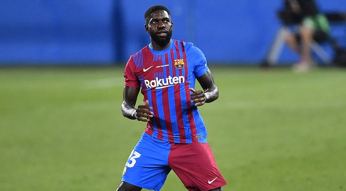 Samuel Umtiti. Bek tengah ini didatangkan dari Lyon pada awal musim 2016/2017. Pada dua musim pertamanya ia sempat jadi pilihan utama di lini belakang Barcelona. Setelah itu performanya menurun dan lebih sering dicadangkan akibat cedera. Musim ini ia sama sekali belum dimainkan. (AFP/Pau Barrena)