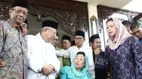 Cawapres nomor urut 01 Ma'ruf Amin (dua kiri) bersama istri Gus Dur, Sinta Nuriyah dan mantan ketua MK Mahfud MD (kiri) serta Yenny Wahid usai menggelar pertemuan di Ciganjur, Jakarta, Rabu (26/9). (Liputan6.com/Herman Zakharia)