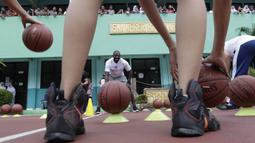 Legenda NBA, Jason Richardson, memberikan pelatihan kepada siswa SMA 82 Jakarta, Kamis (28/3). Kunjungan peraih dua gelar juara kontes slamdunk NBA tersebut merupakan bagian dari rangkaian program Jr NBA. (Bola.com/M Iqbal Ichsan)