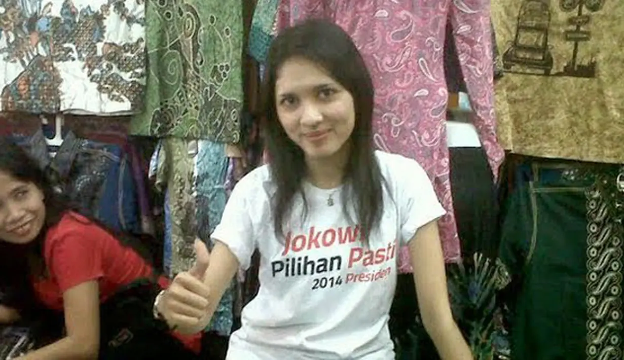 Gadis cantik penjual batik di pasar Bringharjo, Yogyakarta ini bernama Yeni. Foto diambil saat Jokowi akan berkunjung ke pasar Bringharjo (Istimewa)