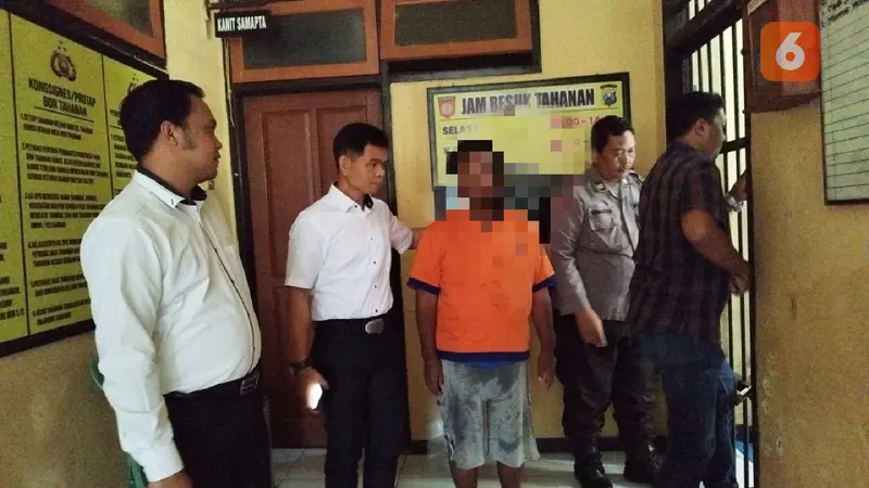 Pelaku pencabulan puluhan anak di Banyuwangi digelandang ke ruang tahanan Polsek Banyuwangi Kota (Hermawan Arifianto/Liputan6.com)