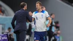Harry Kane. Meski tak menyumbang gol dalam kemenangan Timnas Inggris 3-0 atas Wales, namun striker milik Tottenham Hotspur ini mampu menyumbang 1 asssit dalam proses gol Phil Foden. Ia juga mampu membuat dua tembakan tepat sasaran yng sayangnya masih mampu dipatahkan kiper Wales, Danny Ward. Rekor pribadi juga sukses ditorehkannya, dengan menyamai torehan 3 assist David Beckham di Piala Dunia 2002. Sebelumnya ia telah membuat dua assist dalam kemenangan 6-2 Inggris atas Iran pada matchday pertama. (AP/Frank Augstein)