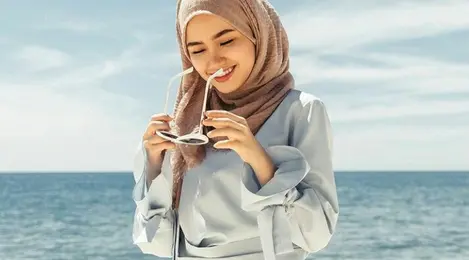 9 Inspirasi Outfit Hijab ke Pantai, Simple dan Modis