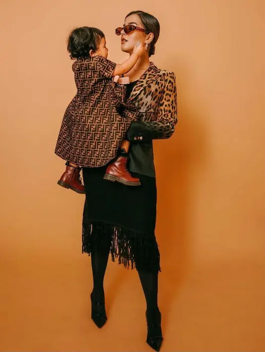 Tak mau kalah, baby Lily juga ikut dalam pemotretan kali ini. Tentunya wajah mungil sang buah hati tetap dirahasiakan.  (Instagram/tasyafarasya).