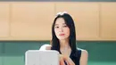 Penampilannya bak dewi dengan outfit berwarna biru navy. Song Hye Kyo tampil dengan rambut panjangnya yang dibiarkan tergerai, menampilkan parasnya yang luar biasa. Foto: Instagram