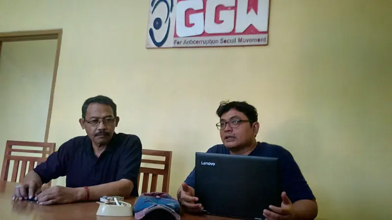 Wakil Koordinator ICW Agus Sunaryanto bersama Koordinator GGW Garut Agus Gandhi saat memberikan penjelasan kepada sejumlah media di Garut