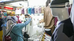 Calon pembeli memilih perlengkapan ibadah di pasar Tanah Abang Jakarta, Sabtu (17/4/2021). Saat bulan Ramadhan, umat muslim ramai berbelanja perlengkapan ibadah seperti, tasbih, sajadah, peci dan baju muslim untuk dipergunakan saat beribadah di bulan suci. (Liputan6.com/Faizal Fanani)