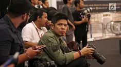 Musisi Baim saat menghadiri Fashion Nation 2018 di Senayan City, Jakarta, Rabu (18/4/). Baim menghadiri Fashion Nation 2018 untuk memotret istrinya, Artika Sari Devi saat fashion show. (Liputan6.com/Herman Zakharia)