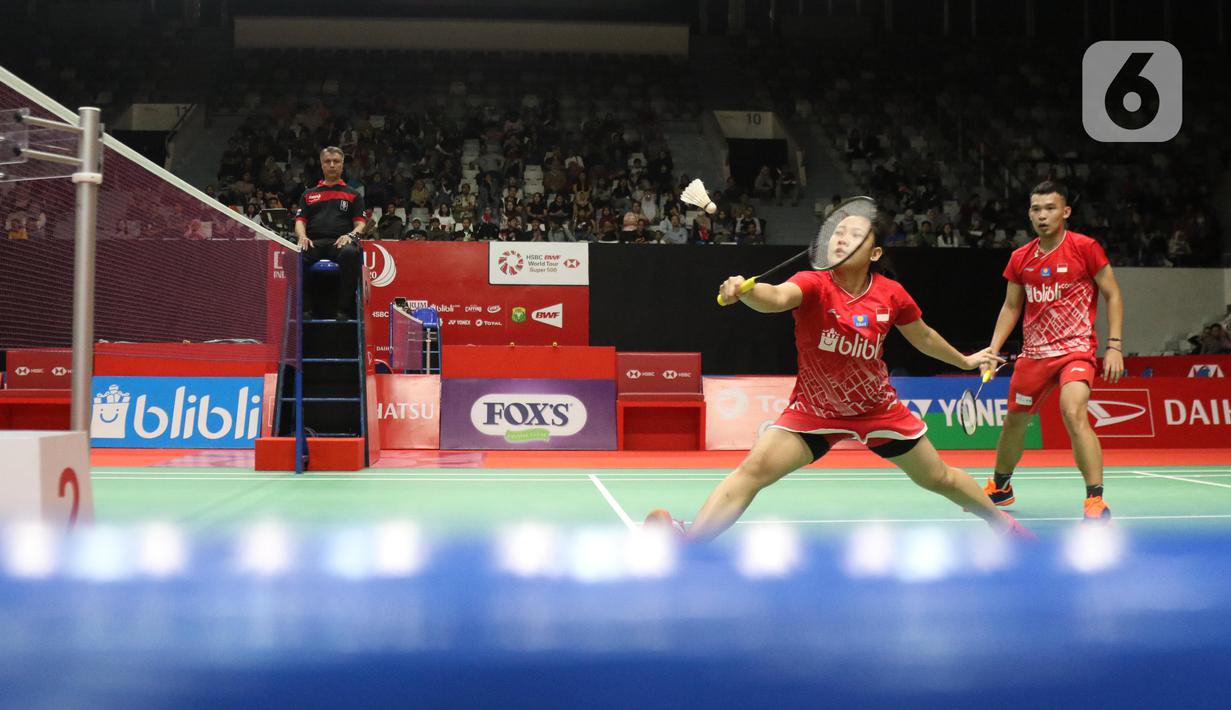 Ganda campuran Indonesia, Rinov Rivaldy/Pitha Haningtyas Mentari mengembalikan kok ke arah Lee Jhe-Huei/Hsu Ya Ching (Taiwan) saat babak pertama Indonesia Master 2020 di Istora GBK, Jakarta, Selasa (14/1/2020). Rivaldi/Mentari kalah dua set 15-21, 13-21. (Liputan6.com/Helmi Fithriansyah)