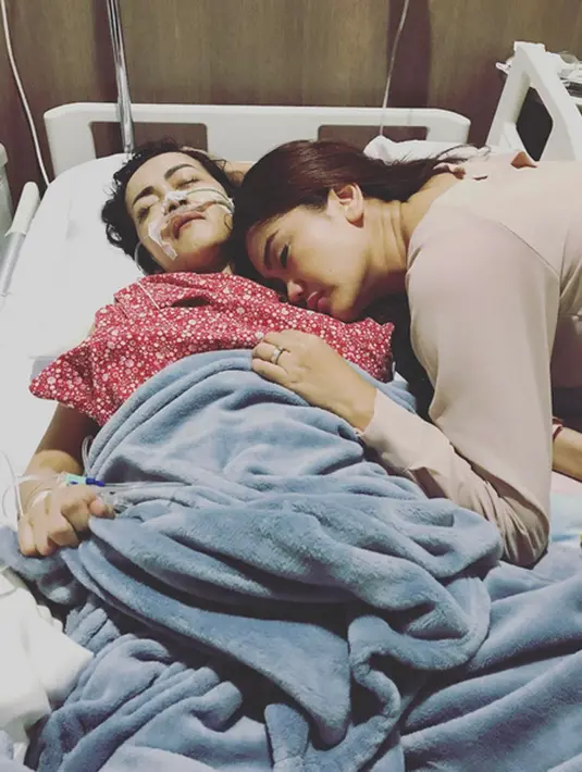 Kondisi Julia Perez alias Jupe mengalami penurunan. Hal itu diungkapkan oleh adik Jupe melihat kondisi kakaknya. Bahkan, sang adik menambahkan bahwa kakaknya makan juga melalui selang. (dok. Instagram)