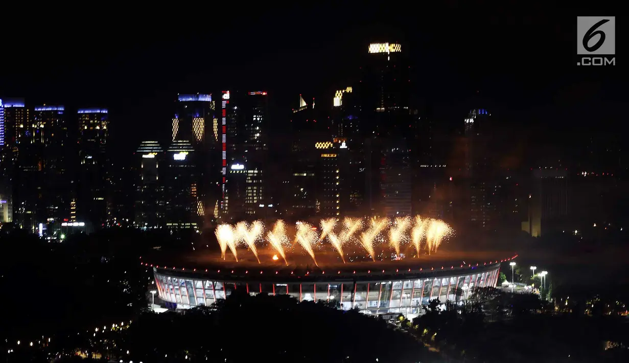 Pemandangan menakjubkan saat pesta kembang api dalam pembukaan Asian Games 2018 di Stadion Utama Gelora Bung Karno (SUGBK), Senayan, Jakarta, Sabtu (18/8). (Liputan6.com/JohanTallo)