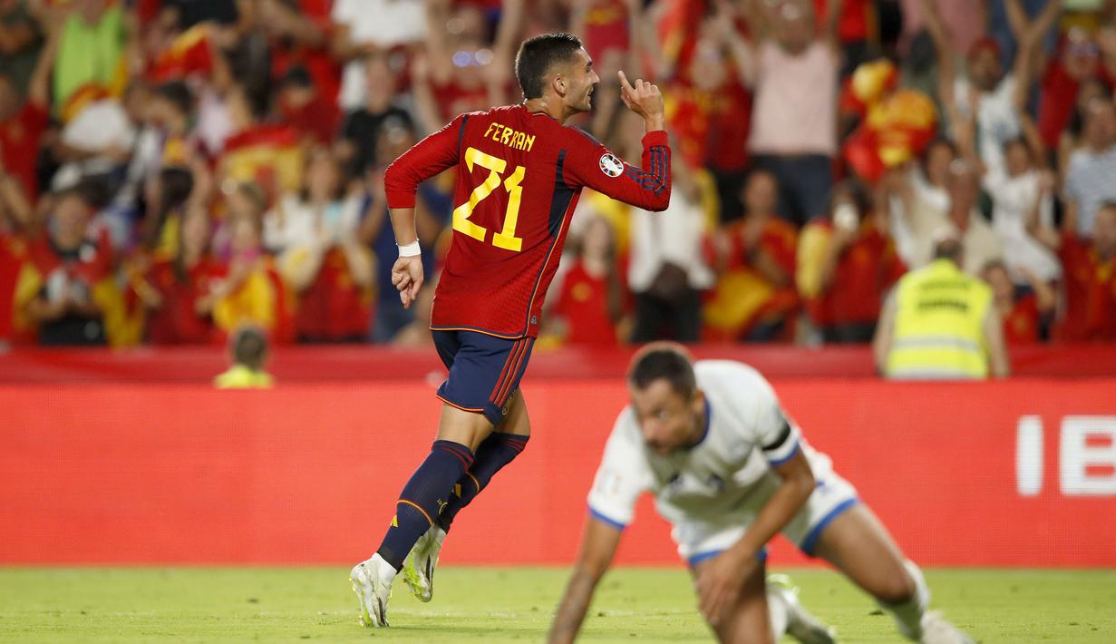 Selebrasi gelandang Timnas Spanyol, Ferran Torres setelah mencetak gol keenam timnya ke gawang Timnas Siprus pada laga Grup A Kualifikasi Euro 2024 di Granada, Spanyol, Rabu (13/9/2023) dini hari WIB. (AP Photo/Fermin Rodriguez)