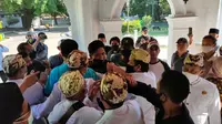 Kericuhan terjadi saat prosesi pelantikan perangkat Keraton Kasepuhan Cirebon versi keluarga Rahardjo, Rabu (25/8/2021). (Liputan6.com/ Panji Prayitno)