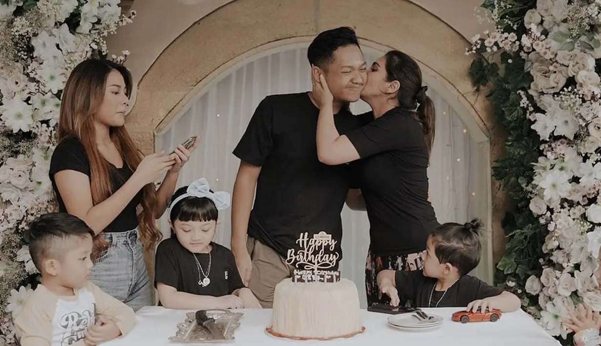 “Enggak ada pendekatannya, cuma kan kamu tahu karena (saya kenal mereka) dari kelas 5 dan 6 SD,” ungkap Ashanty dalam siaran langsung bareng akun Instagram terverifikasi Lambe Turah. (Instagram/azriel_hermansyah)