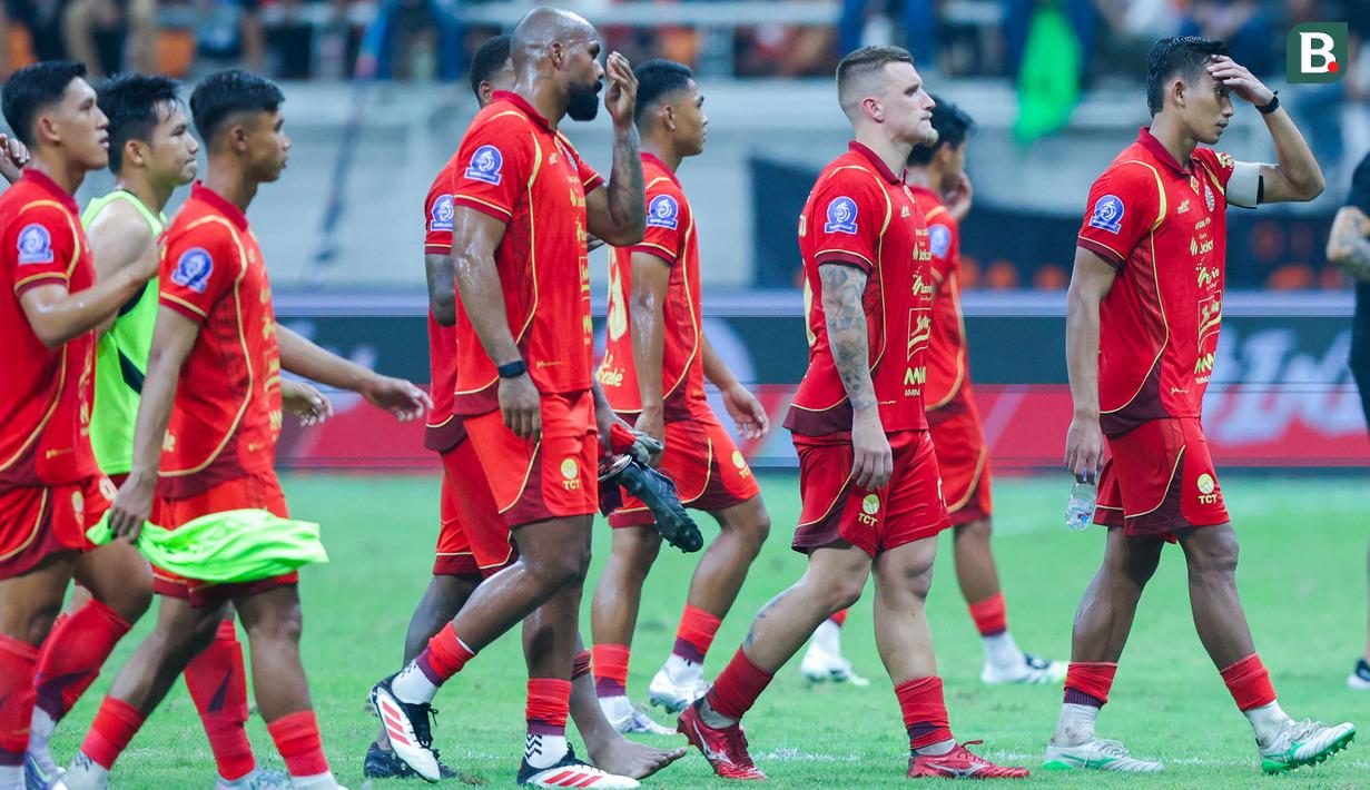 Pemain Persija Jakarta tertunduk lesu setelah dipaksa bermain imbang 1-1 dengan Bali United dalam lanjutan BRI Super League 2025/2026 di Jakarta International Stadium (JIS), Minggu (14/9/2025) malam WIB. (Bola.com/M Iqbal Ichsan)