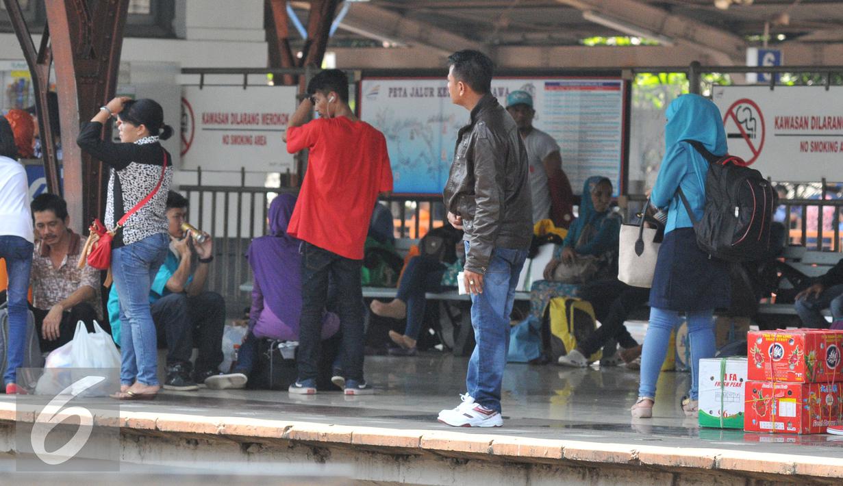 Pemudik menunggu kereta api di Stasiun Senen pada H+3 Lebaran, Jakarta, Senin (20/7/15). Para pemudik berencana pulang kampung pada H+3 karena tidak mendapatkan tiket sebelum Lebaran. (Liputan6.com/Herman Zakharia)