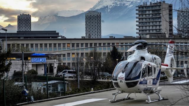 Sebuah helikopter terparkir di depan departemen gawat darurat rumah sakit Centre Hospitalier Universitaire di Grenoble, Pegunungan Alpen Prancis, pada 29 Desember 2013, tempat legenda Formula Satu, Michael Schumacher, dirawat di rumah sakit karena cedera kepala setelah kecelakaan ski di Meribel. Juara dunia tujuh kali asal Jerman itu, yang dilaporkan memiliki properti di resor tersebut, sedang bermain ski di luar jalur yang telah ditentukan bersama pemain ski lainnya ketika ia mengalami benturan di kepala akibat jatuh. (JEFF PACHOUD/AFP)