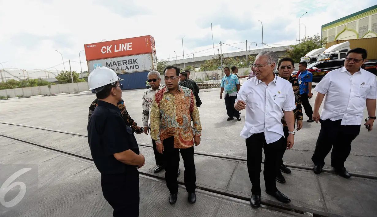 Mendag, Enggartiasto Lukita, Menperin, Airlangga Hartarto dan Menhub, Budi Karya Sumadi meninjau lapangan jalur kereta api Stasiun JICT Tanjung Priok di samping gate in-out terminal peti kemas JICT-TPK Koja, Jumat (13/1). (Liputan6.com/Faizal Fanani)