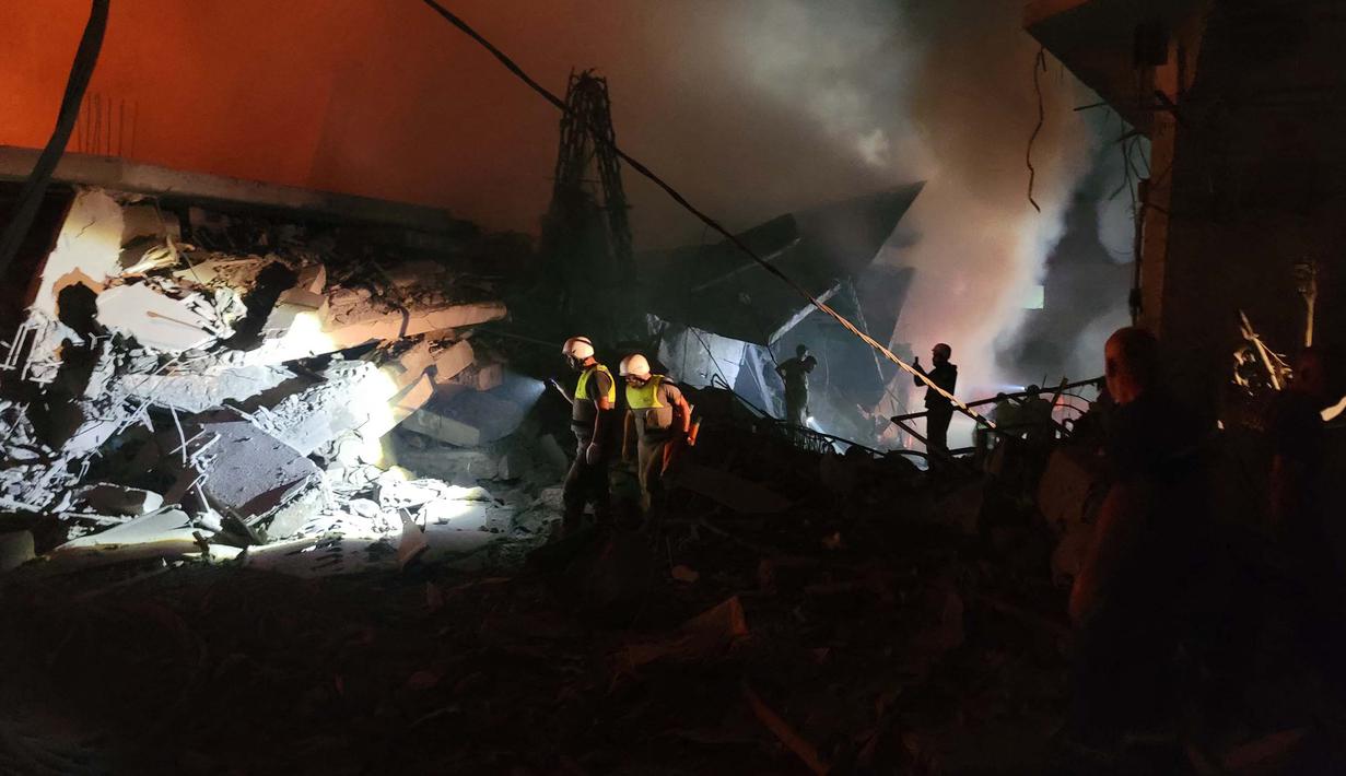 Serangan Israel menghanguskan dan menghancurkan bangunan di Nabatiyeh. (Abbas FAKIH/AFP)