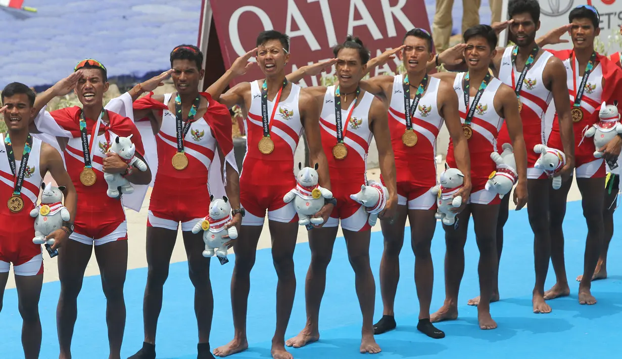 Regu dayung Indonesia yang berhasil meraih medali emas memberikan hormat kepada Bendera Merah Putih seusai pertandingan dayung kelas ringan delapan putra Asian Games 2018 di Palembang, Jumat (24/8). (ANTARA FOTO/INASGOC/Rahmad Suryadi/nym/18)