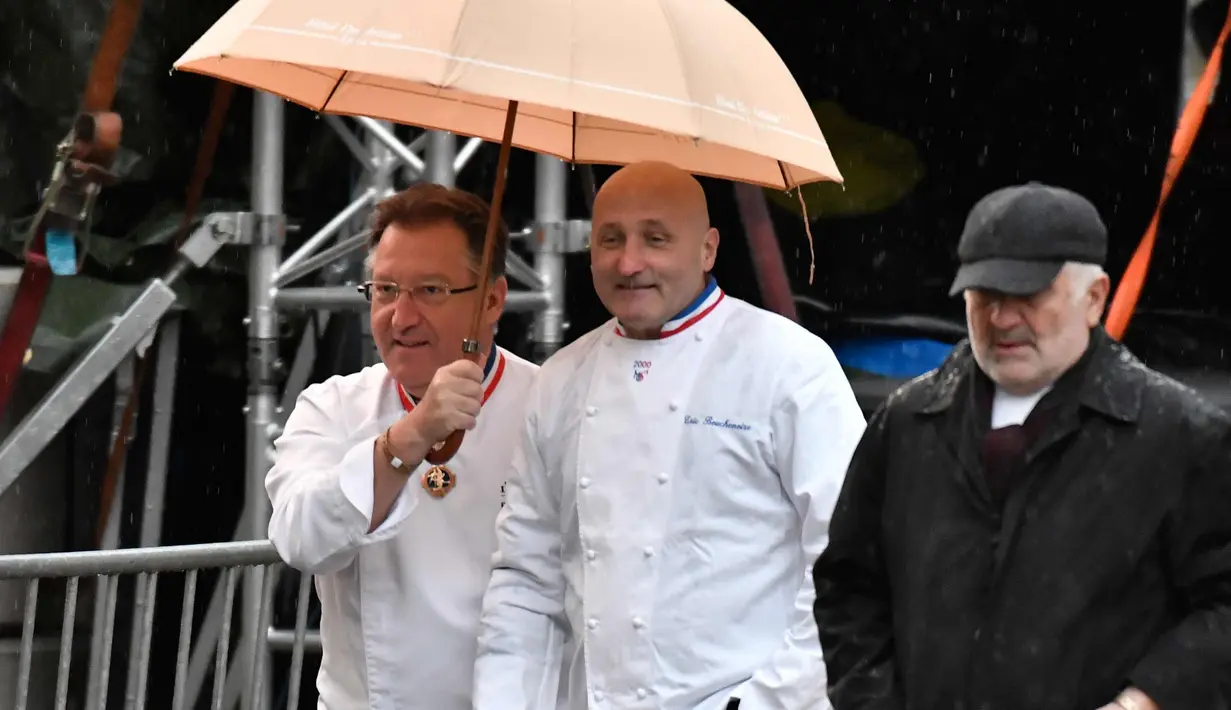 Koki Prancis Eric Bouchenoire (C) tiba menghadiri upacara pemakaman master koki asal prancis Paul Bocuse di Katedral Saint-Jean di Lyon, Prancis tengah, (26/1). (AFP Photo/Jeff Pachoud)
