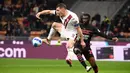 Di babak kedua pada menit ke-53 Torino memiliki peluang lewat Andrea Belotti. Namun usahanya untuk melepaskan sebuah tendangan keburu digagalkan pemain belakang AC Milan. (AFP/Marco Bertorello)