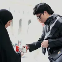 Atta bagi-bagi takjil saat umarah. [Foto: Instagram/attahalilintar]