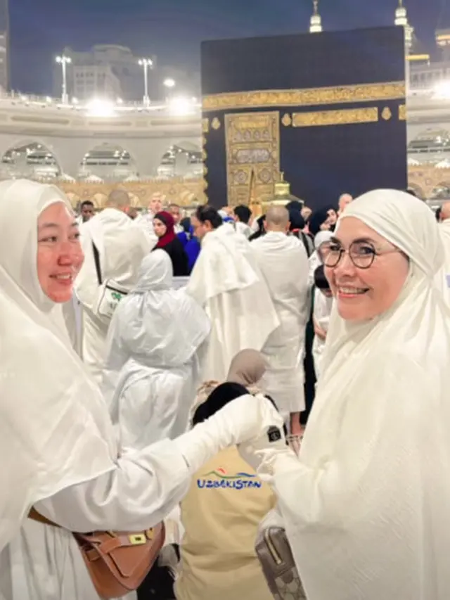 Gaya Modis Umi Kalsum, Ibunda Ayu Ting-Ting Umroh Bareng Calon Besan