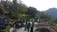 Jalan ke Arah Garut dari Sumedang amblas (Liputan6.com / Aditya Prakasa)