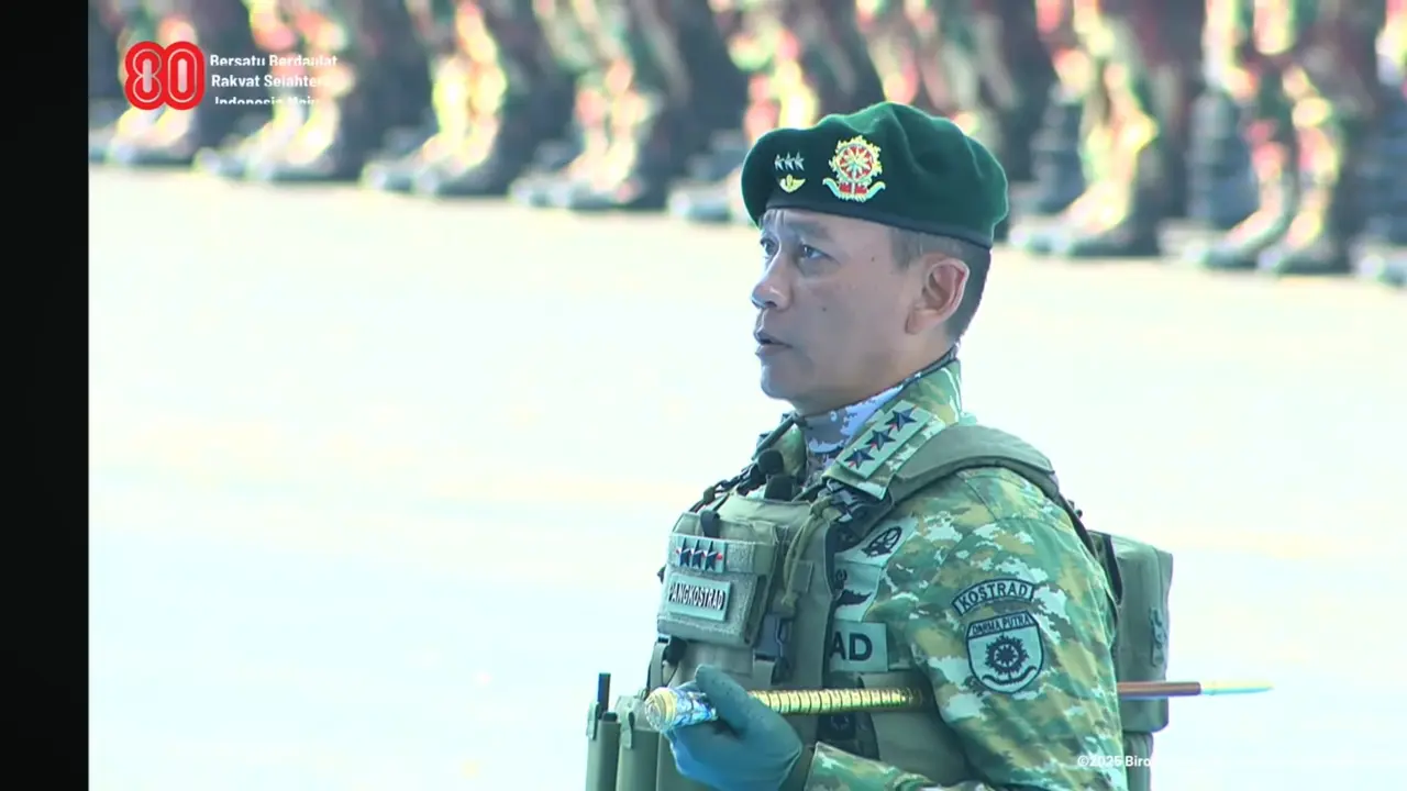Panglima Komandan Cadangan Strategis Angkatan Darat (Pangkostrad) Letjen Mohammad Fajar menjadi Komandan Upacara Gelar Pasukan Operasional dan Kehormatan Militer.