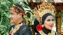 Dalam sesi pemotretan prewedding, keduanya kompak mengenakan busana adat Bali. (Instagram/vennamelinareal).