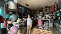 Hendra Africo Sedang Menjaga Toko Helm