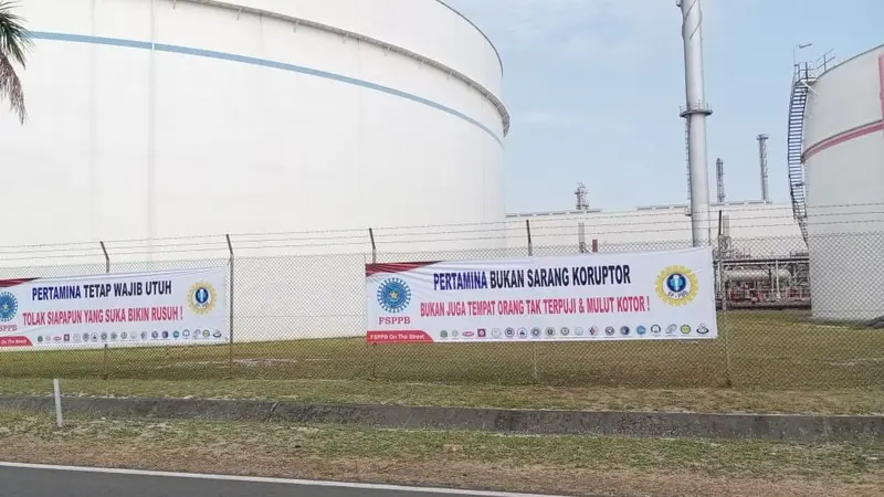 Serikat Pekerja Pertamina memasang sepanduk penolakan Basuki Tjahaja Purnama alias Ahok, untuk mengisi jabatan di PT Pertamina (Persero)‎.