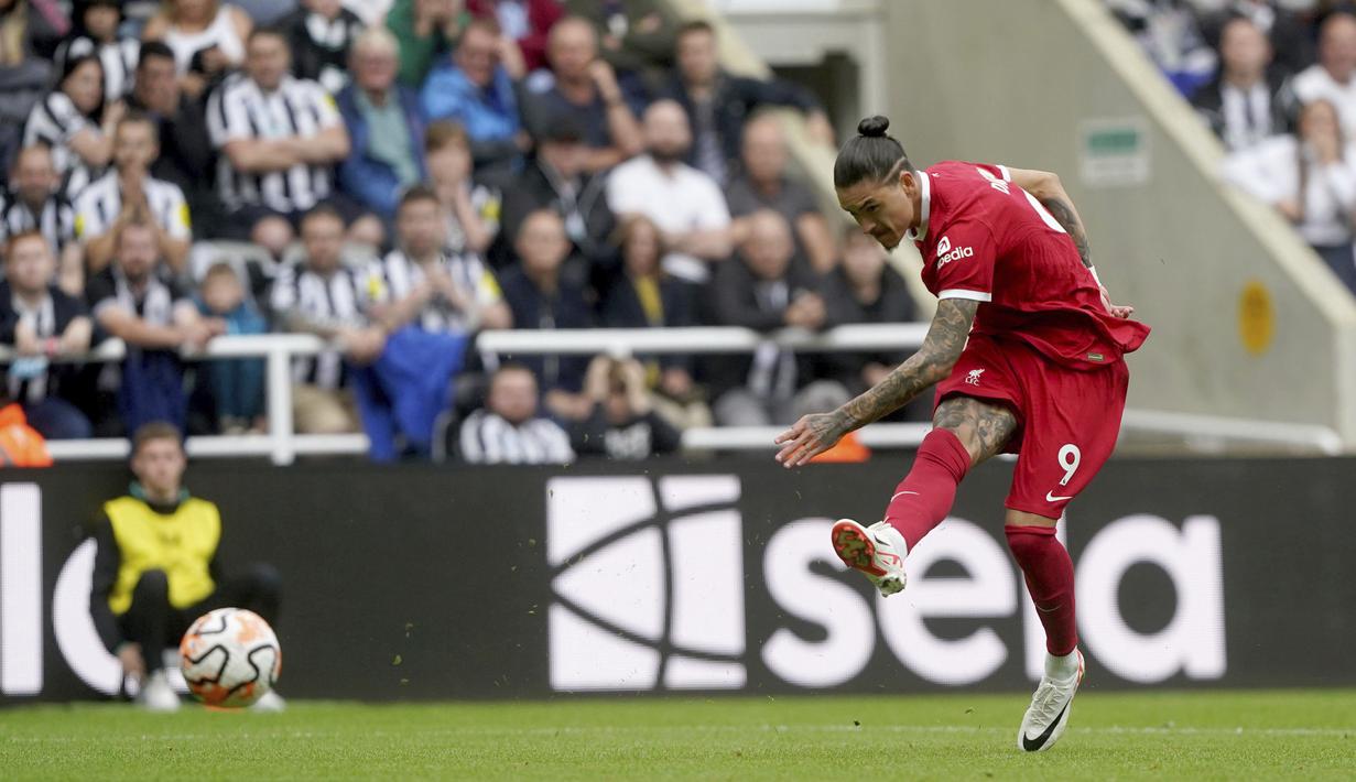 Darwin Nunez tampil luar biasa bersama Liverpool di laga melawan Newcastle pada pekan ke-3 Liga Inggris 2023/2024 kali ini. Dia hanya bermain sekitar 15 menit di lapangan tapi memaksimalkan kesempatan itu dengan sangat baik. (AP/PA/Owen Humphreys)