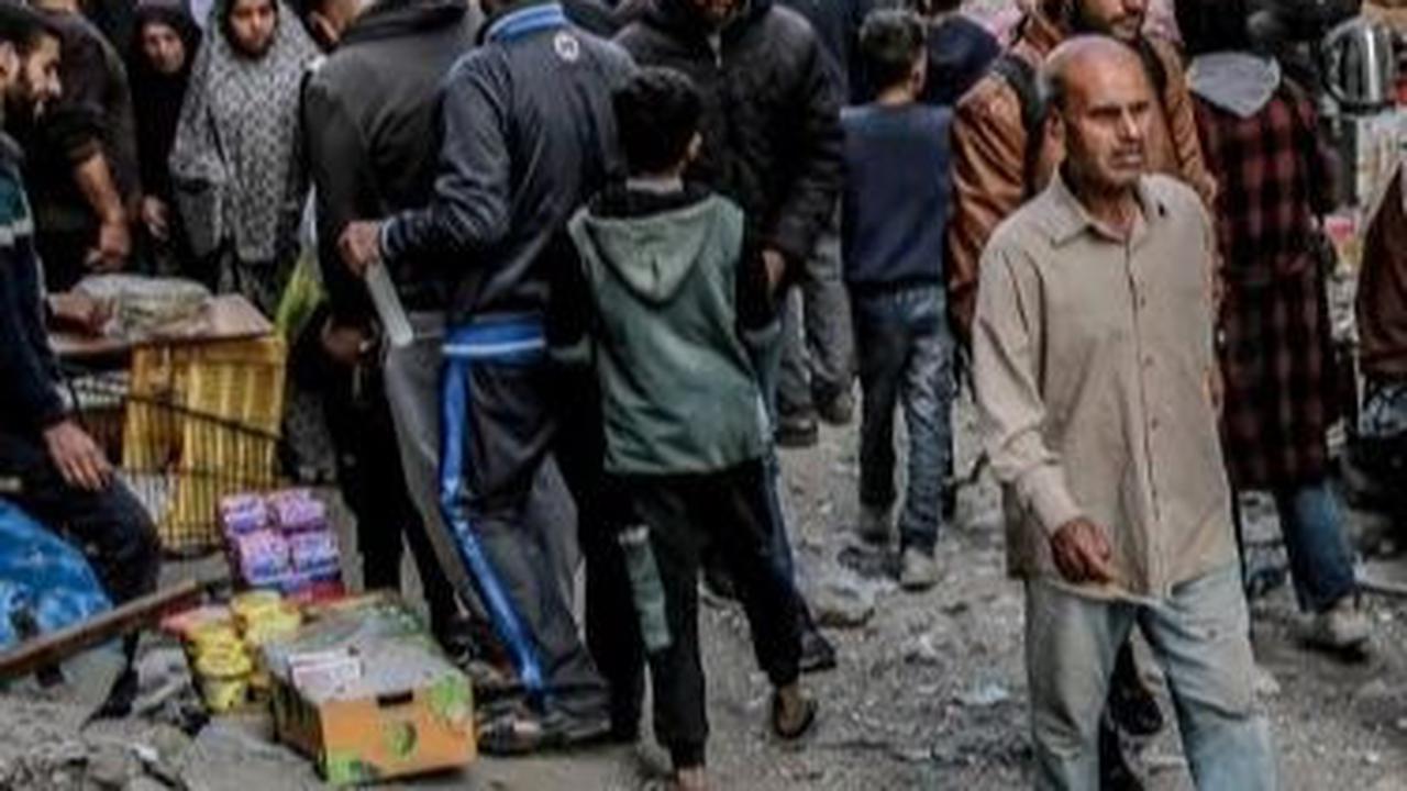 Aktivitas pasar ini memberikan sedikit harapan bagi warga Gaza yang telah lama menderita akibat konflik yang berkepanjangan. Foto: AFP<br>