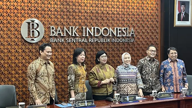 Gubernur Bank Indoensia (BI) Destry Damayanti bersama dengan dewan gubernur dalam konferensi pers hasil RDG BI di Jakarta, Rabu (21/10/2026). (Liputan6.com/Tian)