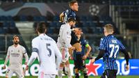 Duel antara pemain Atalanta dan Real Madrid pada laga leg 1 babak 16 besar Liga Champions 2020/2021, Kamis (25/02/2021) dini hari WIB. (Tiziana FABI / AFP)