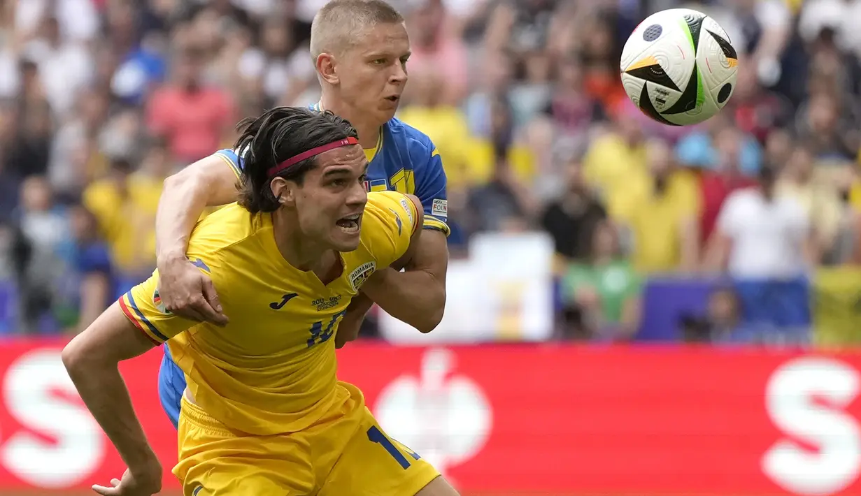 Euro 2024 merupakan edisi Euro pertama bagi Ianis Hagi yang baru mengoleksi satu caps bagi Timnas Rumania setelah diturunkan pada matchday pertama Grup E saat menang 3-0 atas Ukraina. Sementara sang ayah, Gheorghe Hagi total tampil dalam 3 edisi Euro, yaitu edisi 1984, 1996 dan 2000 dengan mengoleksi 8 caps. Prestasi terbaiknya adalah lolos hingga babak perempatfinal pada edisi 2000. (AP Photo/Matthias Schrader)