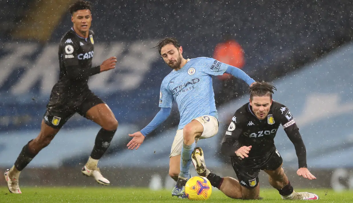 Gelandang Manchester City, Bernardo Silva, berebut bola dengan gelandang Aston Villa, Jack Grealish, pada laga lanjutan Liga Inggris di Etihad Stadium, Kamis (21/1/2021) dini hari WIB. Manchester City menang 2-0 atas Aston Villa. (AFP/Clive Brunskill/pool)